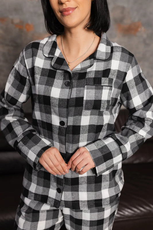 Жіноча піжама в клітинку «ЧК» – м’яка фланельна сорочка з довгим рукавом і штани, ідеальна для комфортного сну;  