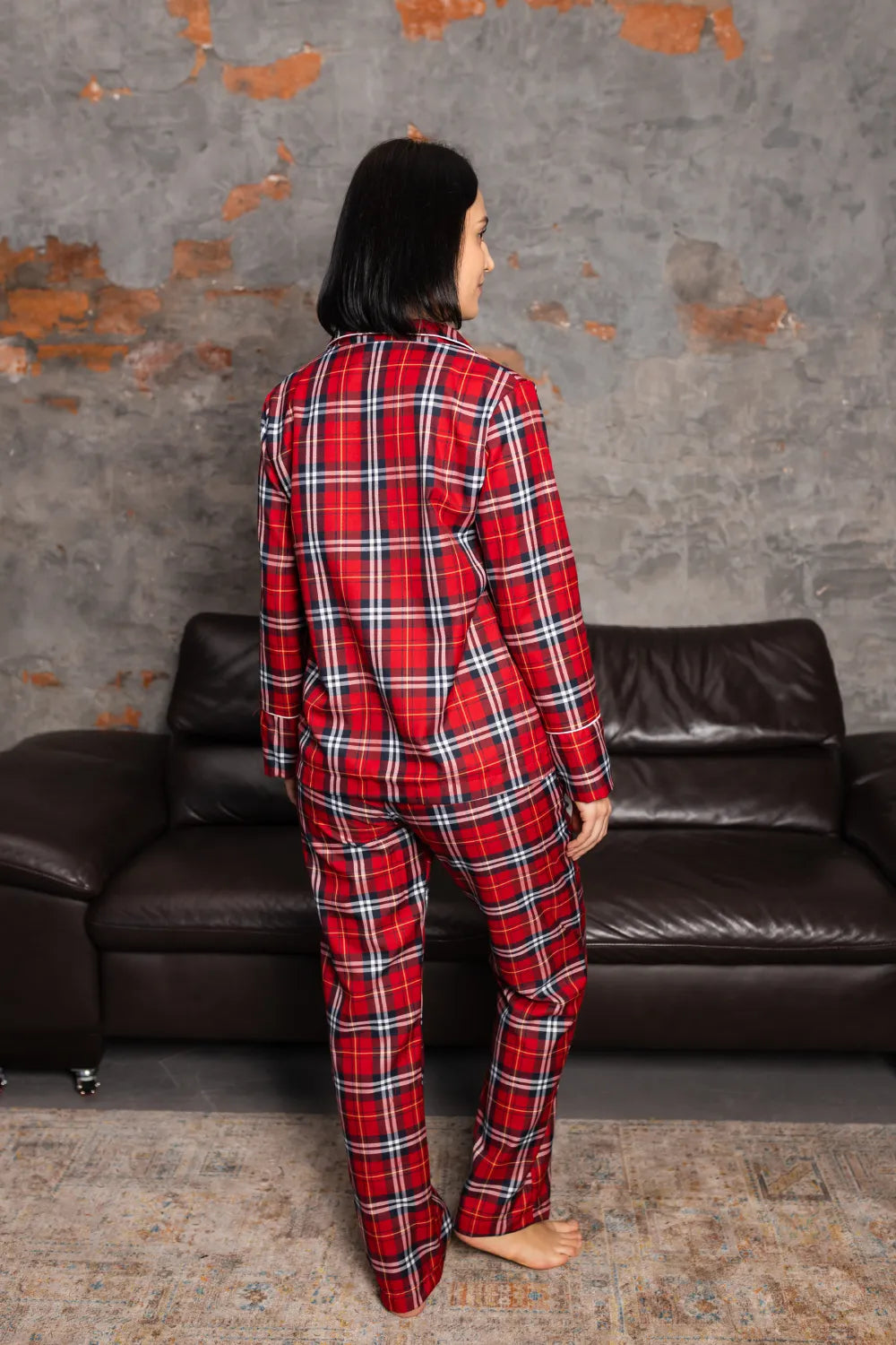 Елітна червона піжама в клітинку для жінок, котон люкс, включає сорочку з довгим рукавом і м'які штани – стиль і затишок в одному наборі.  