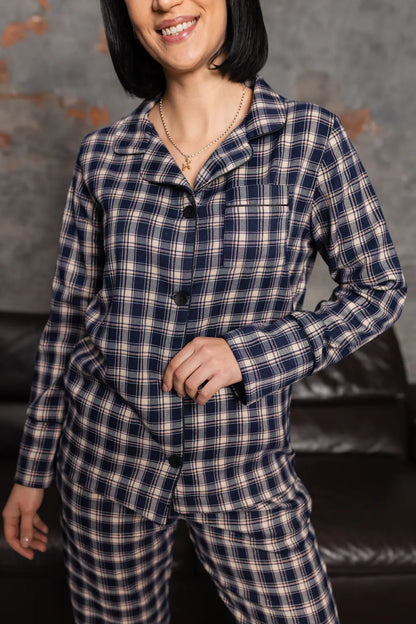 жіноча  піжама в клітинку, колір синій котон люкс, довгий рукав і зручні штани – ваш ідеальний нічний образ.