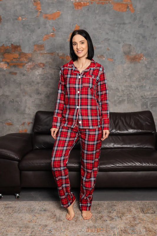 Червона жіноча піжама в клітинку з котону люкс – комфортний комплект: довгий рукав, штани, ідеальний для сну та домашнього відпочинку.  
